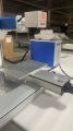 Znakowarka laserowa - fiber laser 50W z stołem ruchomym.jpeg
